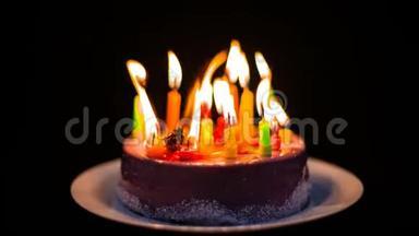 蜡烛在生日蛋糕上燃烧和熄灭，生命的短暂，时间的流逝